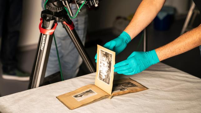 Vorsicht geboten: Behutsame Aufnahmen der über 100 Jahre alten Fotografien.