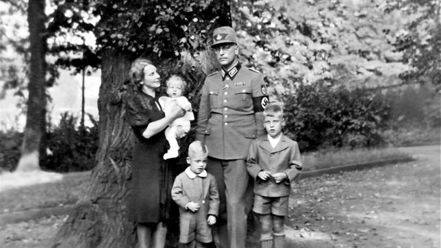 Bild: rbb/Dr. Reiner Oelwein 5 Jahre, 8 Monate und 8 Tage dauerte der Zweite Weltkrieg in Europa. Wie erlebten ihn die Menschen in Deutschland? Wer waren sie 1939, als der Krieg begann? Wer waren sie 1945, als er endete? Tagebücher erzählen in „Hitlers Volk“ vom Leben der Deutschen im Krieg. Sieben Lebenslinien, sieben Schicksale aus Deutschland - zwischen Gefolgschaft, Karriere, Zerrissenheit, Anpassung, Verzweiflung und Tod. - Egon Oelwein, Funktionär im Reichsarbeitsdienst, mit seiner Familie. Er ist überzeugter Nationalsozialist und später im Krieg verschollen.