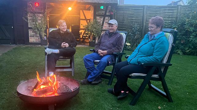 Danny Reinke mit Mutter Anke und Vater Detlef im Garten des Elternhauses in Mönkebude. Hier kommt er zur Ruhe - abseits des stressigen Alltags in Berlin.