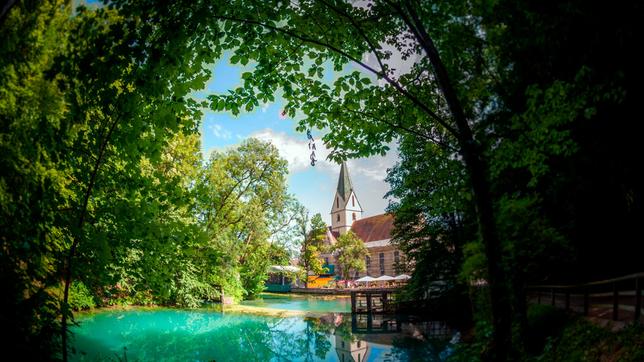 Bild: NDR/Wolf Wichmann Der Blautopf erhielt seinen Namen durch die intensive Farbe seines Wassers. In gut 20 Meter Tiefe liegt der Eingang zu einem weitverzweigten Höhlensystem.