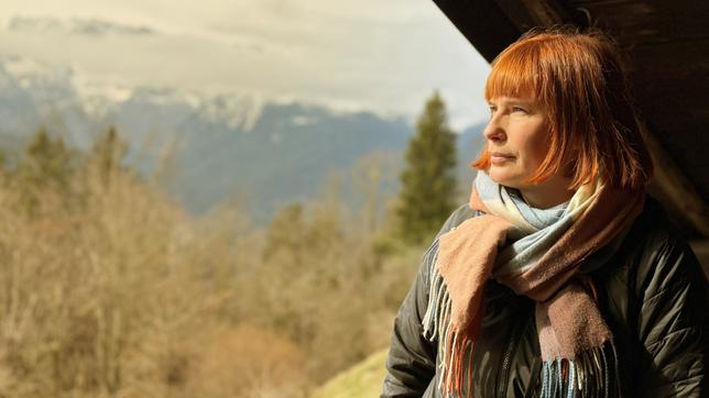 Bild: BR/Stephan Nöbauer Julia Ortner auf Balkon des Berggasthofes Eckbauer. Weiteres Bildmaterial finden Sie unter www.br-foto.de.
