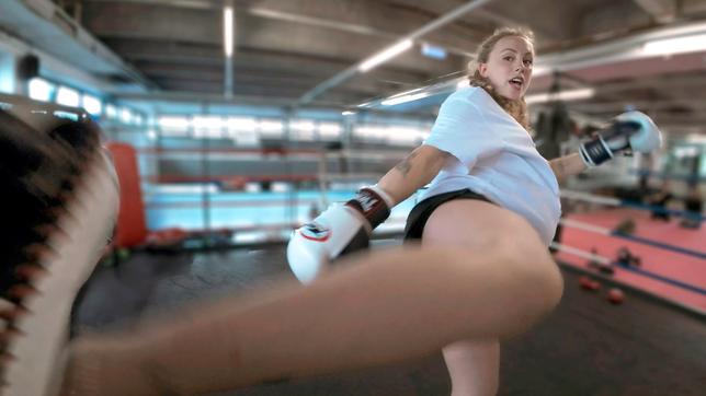 Bild: HR/Marc Nordbruch Schwanger im Training: Thai Boxerin Johanna Rögner.