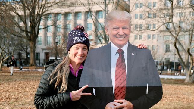 Bild: WDR/Ulrike Brincker Trumps Anhänger feiern ihr Idol. Sie versprechen sich bessere Zeiten, oft auch niedrigere Preise, durch den 47. Präsidenten der Vereinigten Staaten.