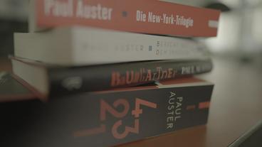 Ein Stapel mit Büchern von Paul Auster.