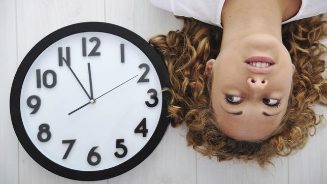 Bild: photos.com Eine Frau und eine Uhr