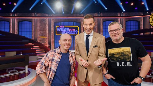 Bild: ARD/MORRIS MAC MATZEN Moderator Kai Pflaume und die beiden Teamkapitäne Bernhard Hoëcker und Elton