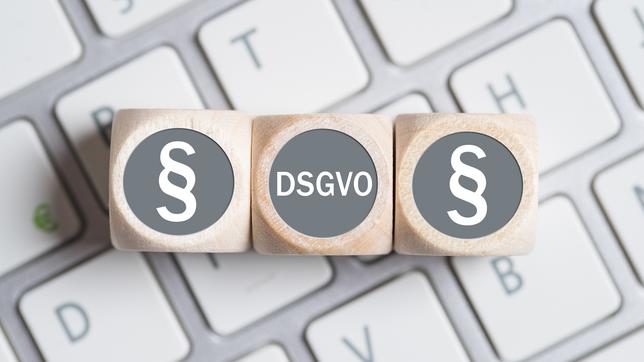 Würfel auf einer Tastatur mit der deutschen Abkürzung DSGVO