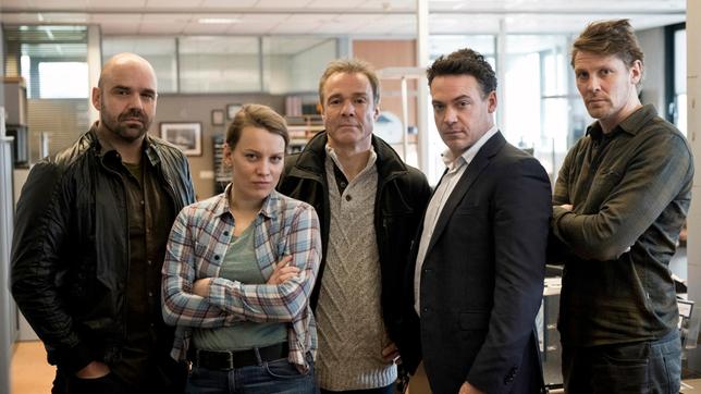 Bild: ARD Degeto/Martin Valentin Menke LKA-Ermittler Alex Pollack (Hannes Jaenicke, Mitte) und seine Amsterdamer Kollegen Rutger (Peter Post, li.), Renée (Birgit Welink), Kommissar Bram de Groot (Fedja van Huêt) und Rijkaard (Gijs Naber, re.).