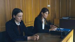 Sina Leuthold (Thekla Hartmann, li.) und ihre Anwältin Dominique Kuster (Ina Paule Klink) bei Sinas Gerichtstermin.