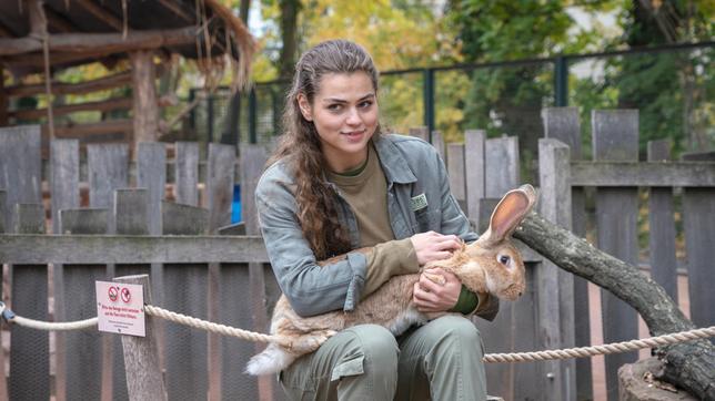 Bild: ARD/Saxonia Media/Steffen Junghans Auszubildende Tierpflegerin mit Herz und Seele: Luisa Mertens (Lilly Wiedemann).