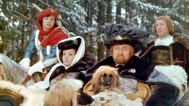 Bild: WDR König (Rolf Hoppe) und Königin (Karin Lesch) finden es an der Zeit, dass der Prinz (Pavel Trávnícek) heiratet.