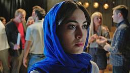 Wie kann sich eine arabische, junge Frau in eine Schauspielschule verirren? Doch niemals mit Absicht. Wer würde denn schon in so einem Tempel der Kunst ein Kopftuch vermuten. Der Culture Clash ist vorprogrammiert.