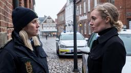 Polizistin Ida Sörensen (Marlene Morreis, li.) muss sich vor Kommissarin Olsen (Katharina Heyer) rechtfertigen.