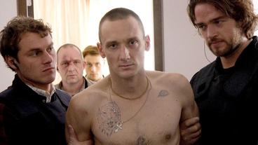 Bild: ARD/Julia von Vietinghoff Joska Bodrov mit Polizisten