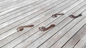 Wasserfußabdrücke auf Holzplanken