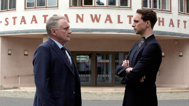 Bild: rbb/Volker Roloff Kriminalhauptkommissar Vincent Ross befragt den Insolvenzverwalter Udo Schick, dessen Mandant unter ungeklärten Umständen zu Tode gekommen ist.