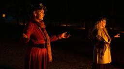 Der Frauenkreis feiert Samhain. Doris Petersen (Birgit Berthold), Peggy Sasse (Yvonne Johna)