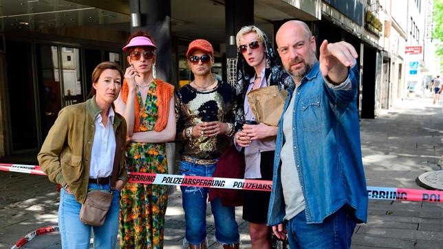 Bild: BR/Bantry Bay Productions GmbH/Jürgen Olczyk Schaulustige haben sich am Tatort versammelt. Darunter die Dragqueens. Von links: Kommissarin Cris Blohm (Johanna Wokalek), Tulip (Patrice Grießmeier), Menora (Boži Kocevski), Peekabou (Meik van Severen) und Kommissar Dennis Eden (Stephan Zinner). Weiteres Bildmaterial finden Sie unter www.br-foto.de.