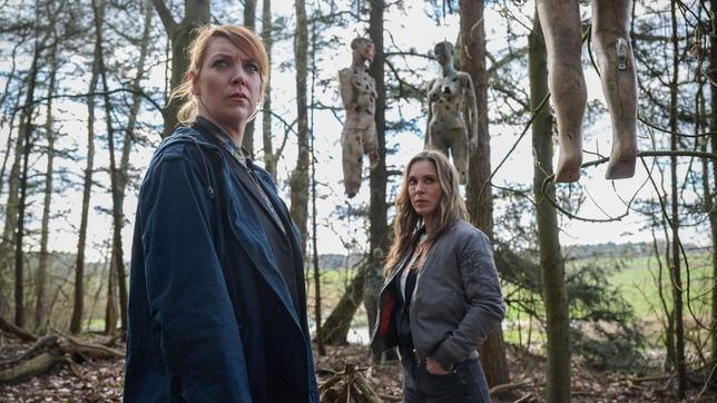 Bild: NDR/Michael Ihle Wer treibt hier sein Unwesen? Melly (Lina Beckmann) und Katrin (Anneke Kim Sarnau) finden zerschossene Schaufensterpuppen im Wald.