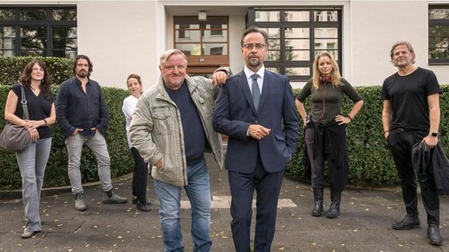 Bild: © WDR/Thomas Kost Sophie Seitz (Redakteurin), Felix Novo de Oliviera (Kameramann), Regine Bielefeldt (Autorin), Axel Prahl (als Frank Thiel), Jan Josef Liefers (als Prof. Karl-Friedrich Boerne), Michaela Kezele (Regisseurin), Jan Kruse (Produzent Bavaria Fiction)