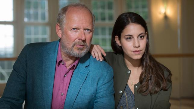 Bild: ARD/Christine Schroeder Axel Milberg und Almila Bagriacik als Klaus Borowski und Mila Sahin