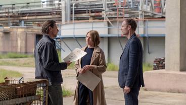 Bild: rbb/Marcus Glahn Der investigative Journalist Calvi (Roland Bonjour) beim Informationsaustausch mit Kommissarin Susanne Bonard (Corinna Harfouch) und Kommissar Robert Karow (Mark Waschke).