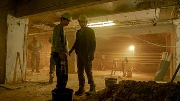 Bild: rbb/Marcus Glahn Die Brüder Fawad (Aziz Dyab, rechts) und Najim (Shadi Eck) auf der Baustelle. Das Auffinden eines Schuhs löst bei ihnen schockierende Erinnerungen aus.