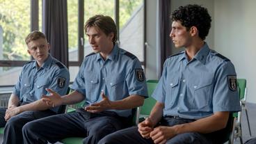Bild: rbb/Marcus Glahn Ralf (Gustav Schmidt, Mitte), zwischen den zwei Mitstudenten Michael (Vito Sack) und Maximilian (Baris Gül), schildert seine Sicht auf eine Lehrübung in der Polizeiakademie.