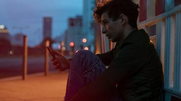 Bild: rbb/Marcus Glahn Der Geflüchtete Najim (Shadi Eck) scrollt durch sein Handy.