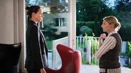 Als Johanna Stern (Lisa Bitter) sie befragt, redet Astrid Deckert (Christine Wilhelmi), die Mutter der Ermordeten, hauptsächlich über ihren Schwiegersohn, den sie für einen Komplettversager – und auch eine potentiellen Mörder hält.