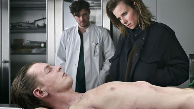Bild: MDR/MadeFor/Hardy Spitz David Konradt (Frederik Bechtle) hatte kurz vor seinem Tod Geschlechtsverkehr - Dr. Jonathan Himpe (Ron Helbig) unterrichtet Kommissarin Karin Gorniak (Karin Hanczewski)