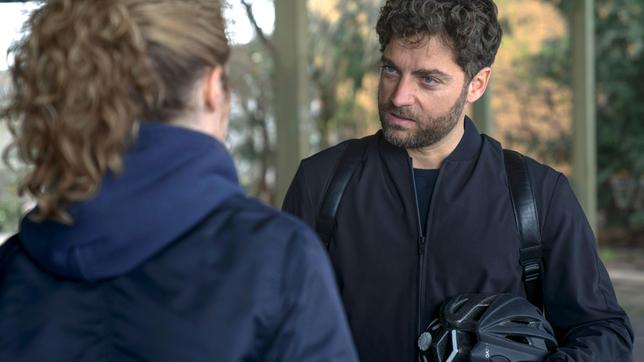 Bild: MDR/MadeFor/Marcus Glahn Der neue Staatsanwalt Jakob Klasen (Timur Isik) und Kommissarin Leonie Winkler (Cornelia Gröschel) treffen erstmalig aufeinander.