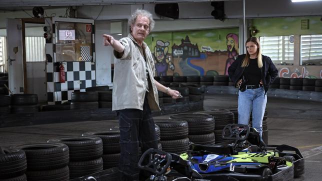 Frank (Oliver Törner) ist schon seit Ewigkeiten auf der Kartbahn. Er zeigt Liv Moormann (Jasna Fritzi Bauer), wo Marie das Fahren gelernt hat.