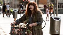 Gertrud Tauenziehn (Dana Cebulla) lebt mit ihrem Hund auf der Straße. Ihren Stammplatz vor dem Dom lässt sie sich nicht so leicht streitig machen.