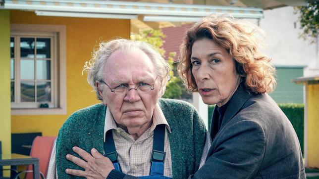 Bild: ARD Degeto/ORF/Petro Domenigg Im Bild: Haymon Maria Buttinger (Alois Schober), Adele Neuhauser (Bibi Fellner)