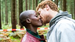Küsse am Arbeitsplatz: Anais (Florence Kasumba) und Ehemann Nick (Daniel Donskoy)