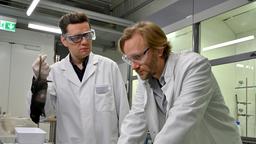 Laborassistent Nils Klotsche (Christian Friedel) fühlt sich zu Unrecht von seinem Chef Thomas Mühl (Matthias Lier) gemaßregelt, er hält dabei eine tote Laborratte in der Hand