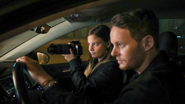 Liv Moormann (Jasna Fritzi Bauer) und Robert Petersen (Patrick Güldenberg) observieren die Auto-Tuning-Szene.