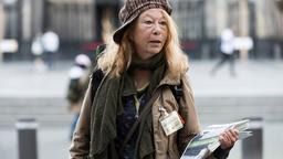 Schon mehrere Jahre lebt Monika Keller (Rike Eckermann) auf der Straße. Sie verkauft am Dom Obdachlosenzeitungen.