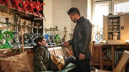 Yakut (Rauand Taleb) flüchtete vom Tatort in den Hinterraum einer Shisha -Bar, wo ihn sein Onkel Chafik (Tamer Yigit) aufspürt und unter Druck setzt.