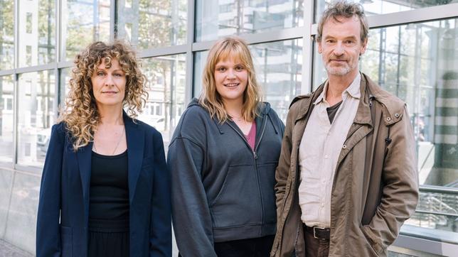 Bild: WDR/Pandora Film/Martin Rottenkolber „Tatort: Feuer“ (AT) Rosa Herzog ermittelt verdeckt im Frauenhaus. Drehstart mit Alessia Lause, Jörg Hartmann und Stefanie Reinsperger.