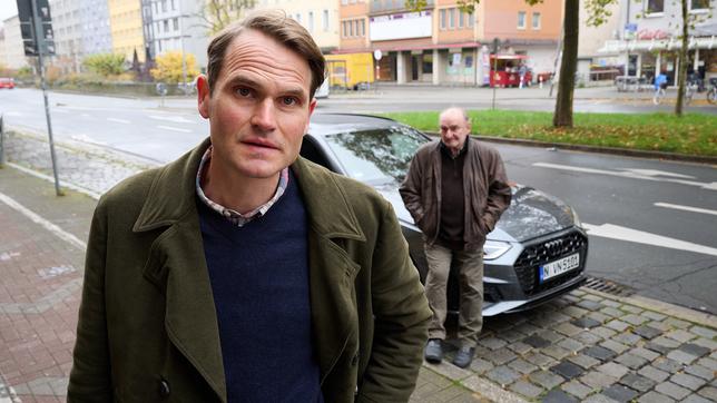 Bild: BR/Bernd Schuller Fabian Hinrichs (Rolle: Kriminalhauptkommissar Felix Voss) und Sigi Zimmerschied (Rolle: Fred Kamer, hinten).