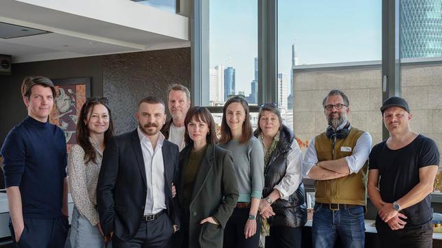 Bild: hr/ Tatiana Vdovenko Drehstart für zwei neue "Tatort"-Folgen (v.ln.r.): Jochen Laube, Annie Schilling (beide Sommerhaus), Edin Hasanovic, Jörg Himstedt (hr), Melika Foroutan, Erin Högerle (hr), Birgit Titze (ARD Degeto), Rick Ostermann (Regie), Philipp Sichler (Kamera).