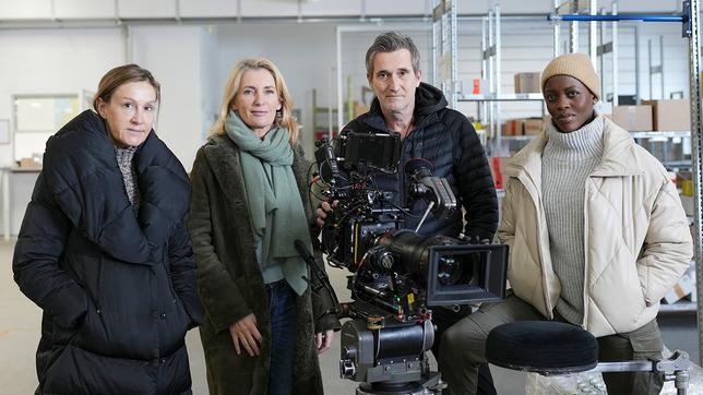 Bild: NDR/Christine Schroeder Drehstart zum "Tatort: Geisterfahrt": Regisseurin Christine Hartmann, Maria Furtwängler, Kameramann Peter Nix und Florence Kasumba (v.l.n.r)