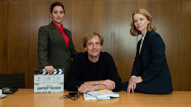 Bild: NDR/Thorsten Jander Doppel-"Tatort" für neues NDR-Team: Dreh in Kiel mit Almila Bagriacik (l.) und Karoline Schuch (r.). Regisseur ist Lars Kraume (m.).