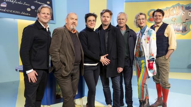 Bild: WDR/Bavaria Fiction GmbH/Martin Valentin Menke Kölner "Tatort: Alles Anders" (v.l.n.r.): Jan Kruse (Produzent Bavaria Fiction), Dietmar Bär ("Freddy Schenk"), Isabell Suba (Regisseurin), Götz Bolten (Redakteur WDR), Klaus J. Behrendt ("Max Ballauf"), Silvina Buchbauer ("Caro Anders"), Max Giermann ("Frank Anders")