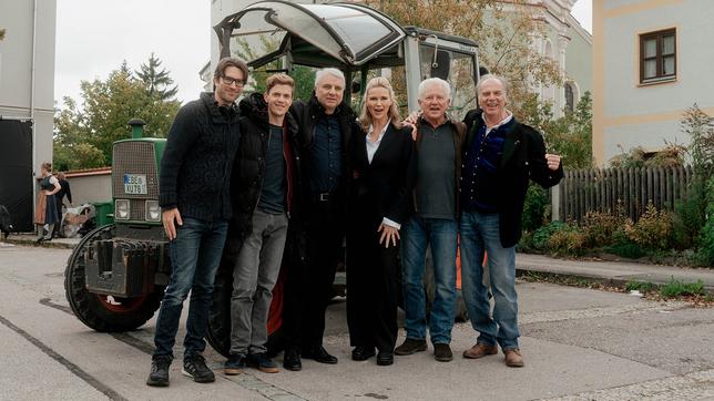 Bild: BR/Odeon Fiction/Luis Zeno Kuhn Bei Dreh zum "Tatort: Königinnen": Rudi Gaul (Regie), Ferdinand Hofer (Kalli Hammermann), Udo Wachtveitl (Franz Leitmayr), Veronica Ferres (Sylvia), Miroslav Nemec (Ivo Batic) und Wolfgang Fierek (Josef Gehrling) (v.l.n.r.)