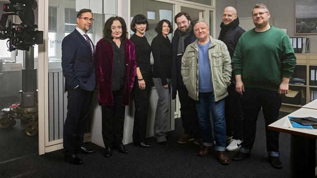 Bild: WDR/Taimas Ahangari Drehstart für Münsteraner "Tatort: Der Mann, der in den Dschungel fiel" (v.l.n.r.): Jan Josef Liefers (Prof. Karl-Friedrich Boerne), Mechthild Großmann (Wilhelmine Klemm), Jutta Müller (Produzentin Molina Film), Sophie Seitz (Redakteurin WDR), Till Franzen (Regie), Axel Prahl (Frank Thiel), Timo Mortiz (Kamera), Björn Meyer (Mirko Schrader).