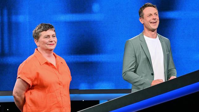 Bild: ARD Moderator Alexander Bommes mit der Kandidatin Beatrice Bosse.