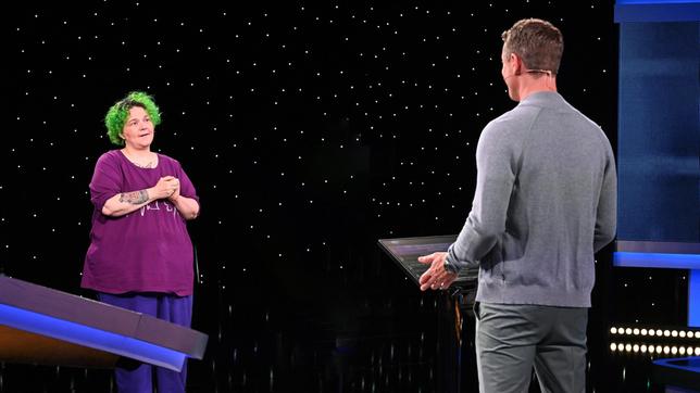 Bild: ARD Moderator Alexander Bommes mit der Kandidatin Tanja Bergauer.